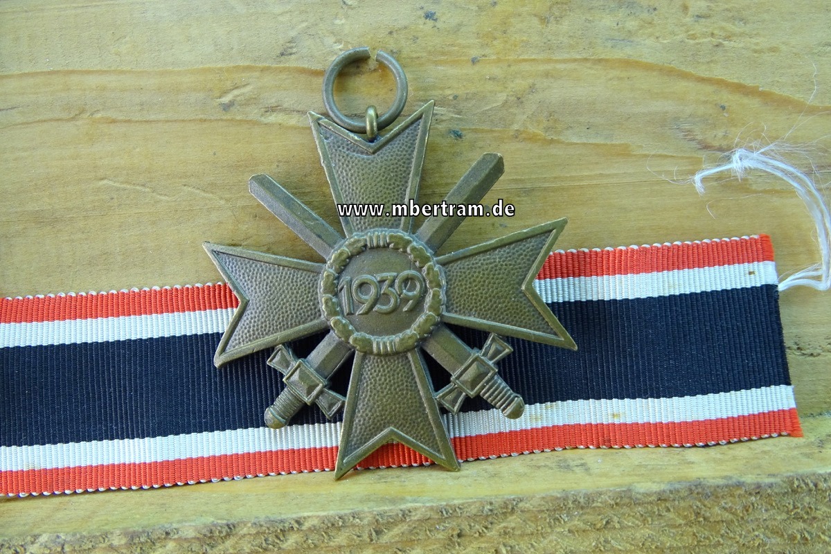 Kriegsverdienstkreuz 1939 2. Klasse mit Schwertern, Buntmetall, am Band