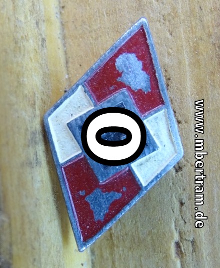 HJ Mitgliedsdabzeichen, späte Ausführung, Feinzink, lackiert. RZM M1/185.