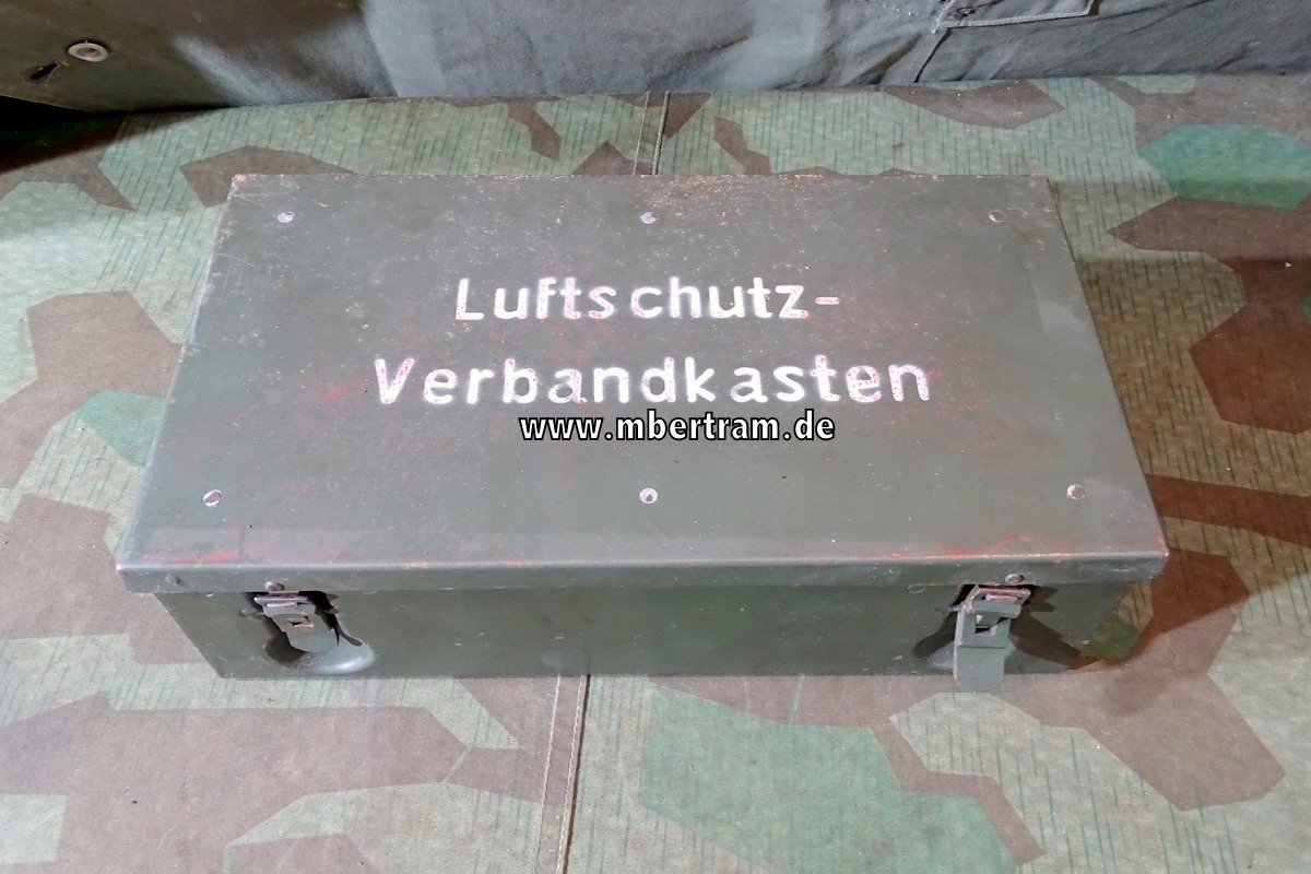 Luftschutzverbandkasten mit Packliste, Löwen Apotheke W-Ronsdorf, ohne Inhalt
