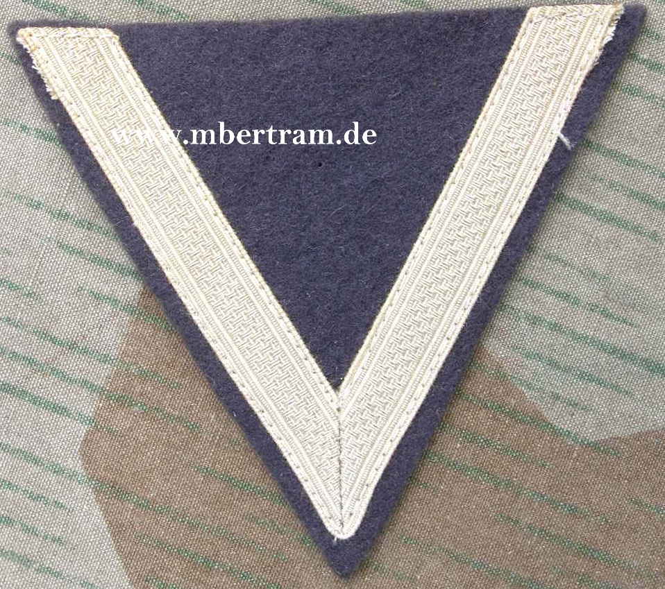 Ärmelwinkel Luftwaffe Gefreiter. Blaue Stoffunterlage