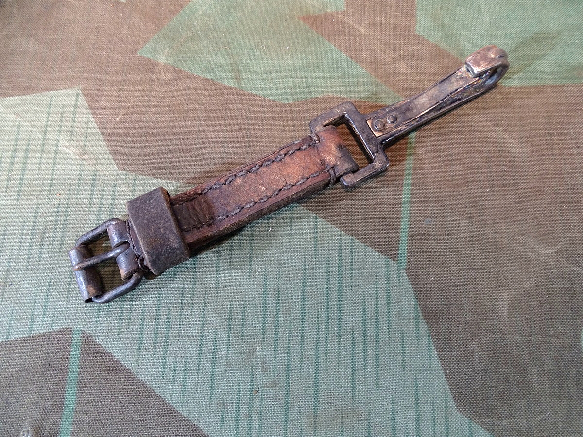 Verbindungsstück / Karabinerhaken mit Leder und Schnalle für Luftwaffen Rucksack Beriemungen