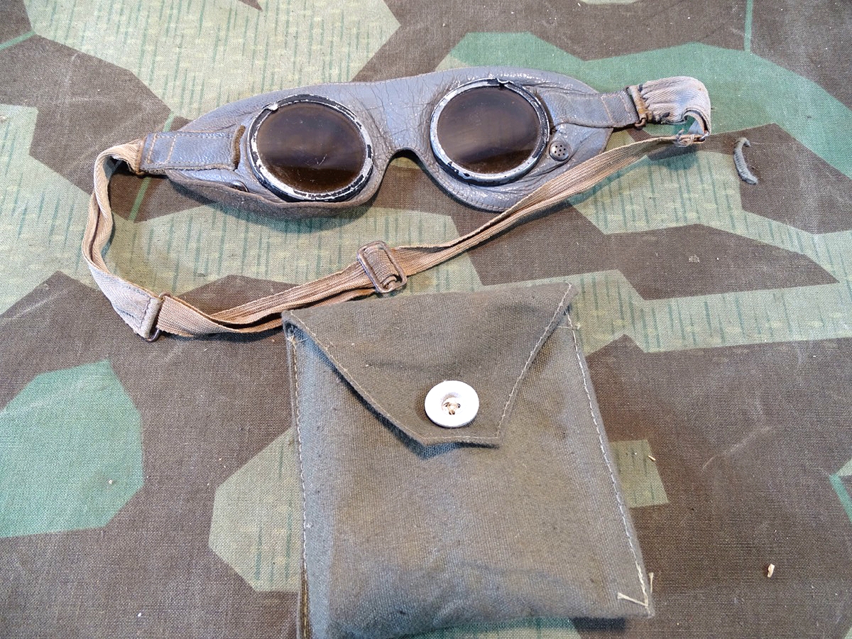 Wehrmacht Staubbrille / Kradfahrerbrille. Graues Leder. In Schutzhülle 