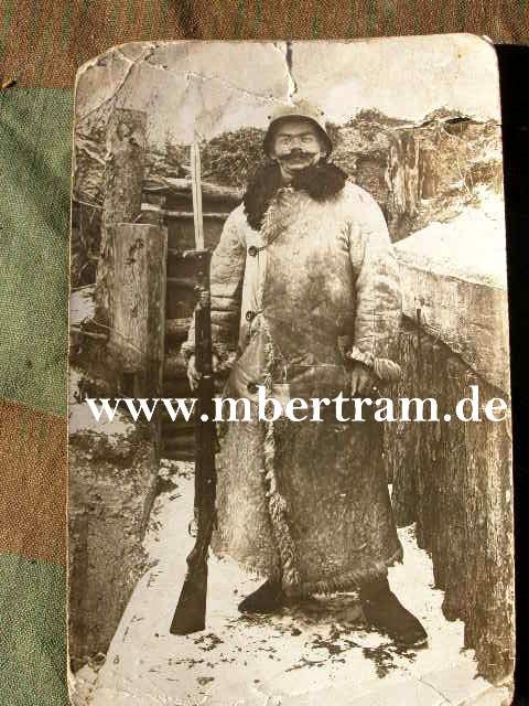 Foto 1,WK, Lammfellmantel, Stahlhelm, K 98 mit Bajonett.
