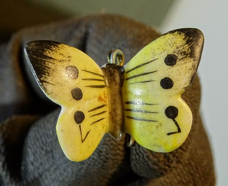 WHW-Abzeichen, Serie Schmetterlinge, " Kohlweißling " 1940, Porzellan, bemalt, Brosche