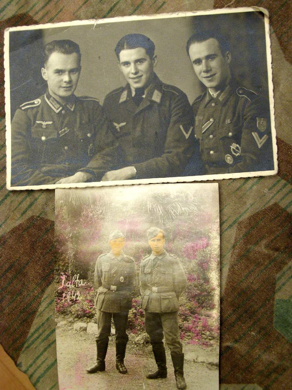 2 Fotos Uniformansichten, Krimschild, InfStA, VerwAbz. Gold