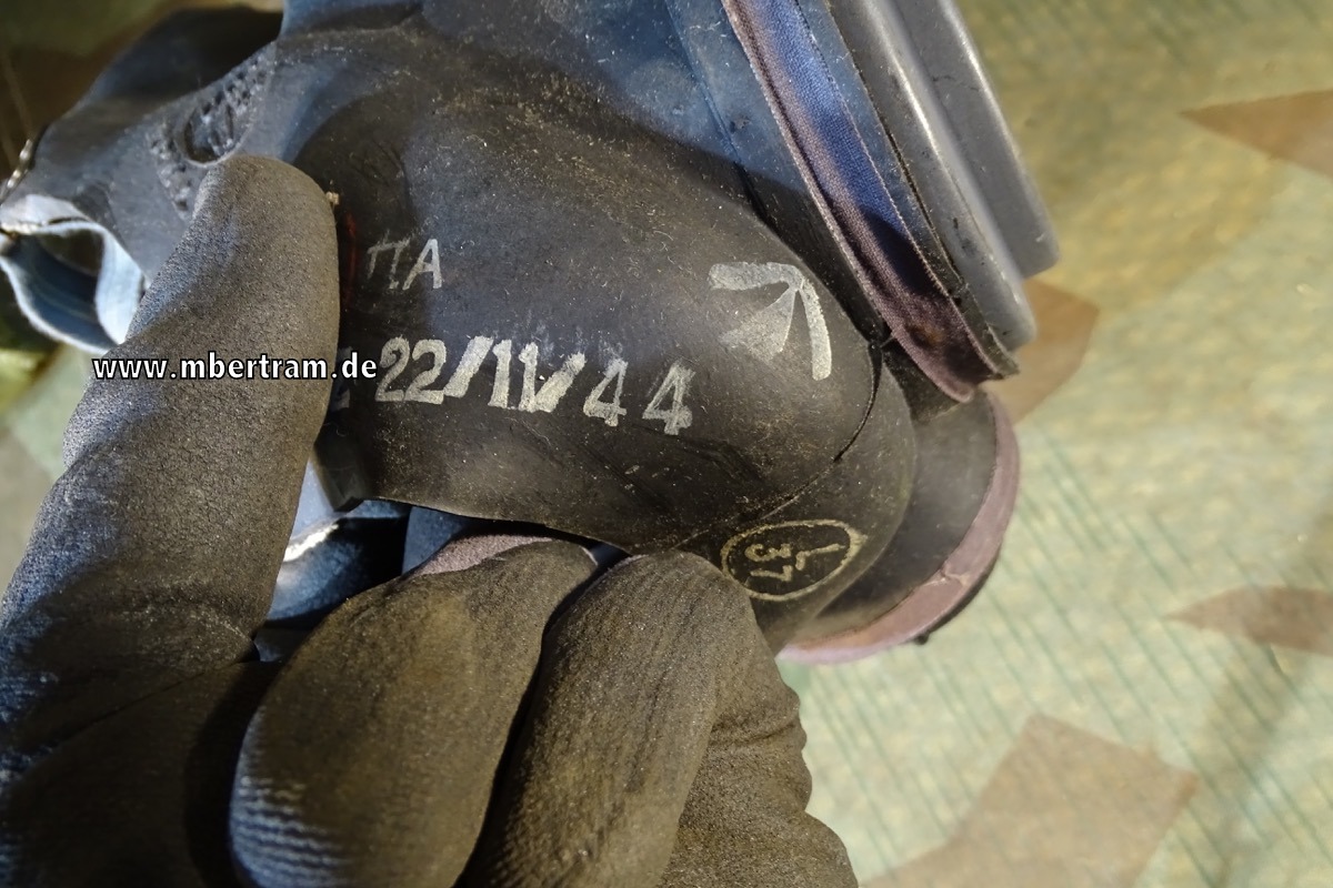 20068-3 Britische Gasmaske mit Tasche 2. Weltkrieg, schön gestempelt.