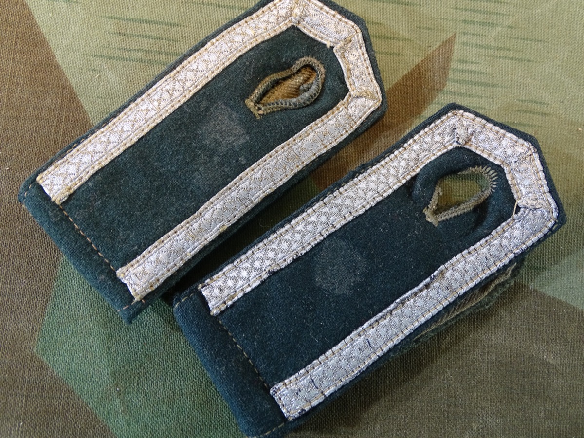 Paar frühe, spitze Schulterklappen Wehrmacht, Unteroffizier Infanterie