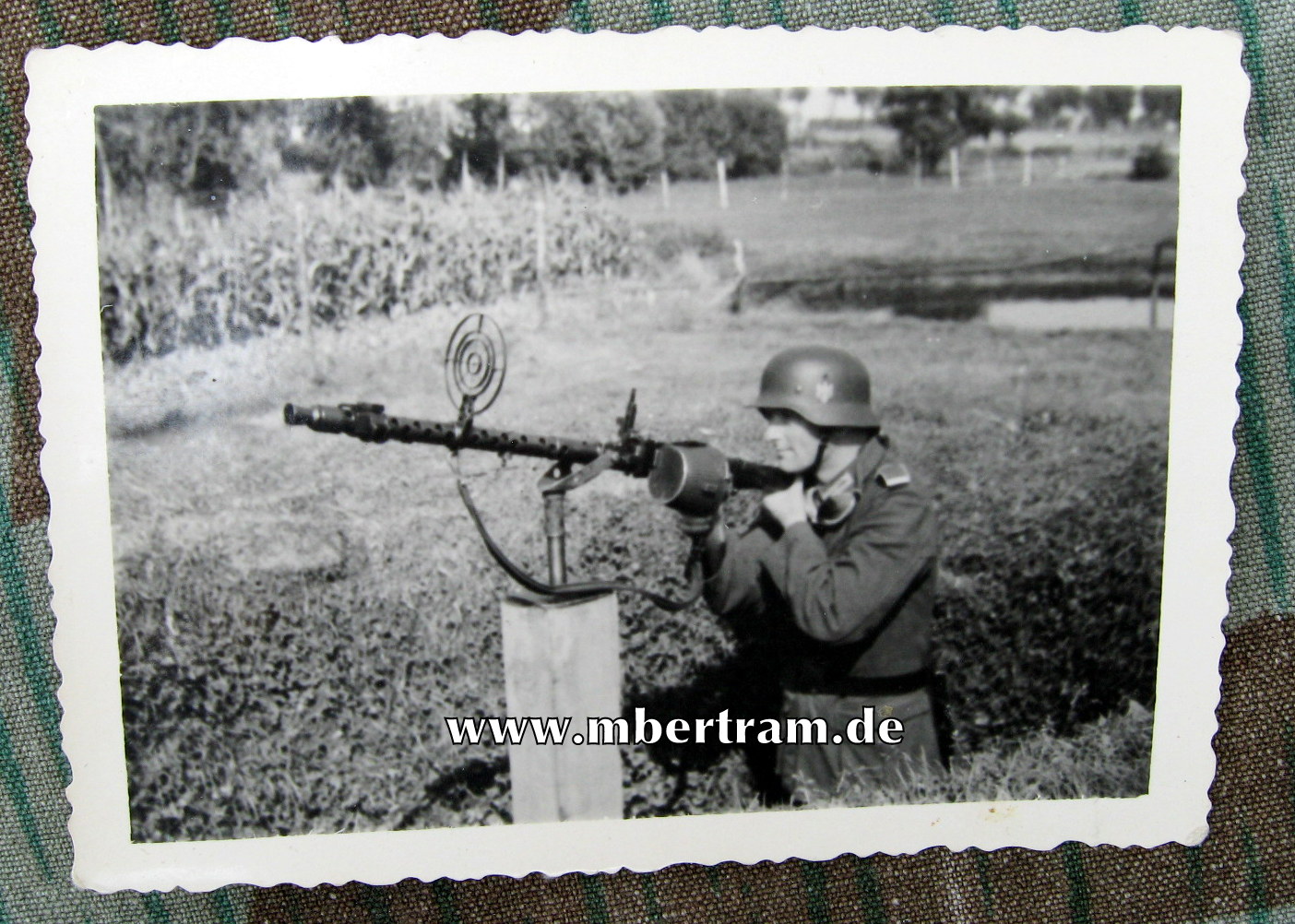 Wehrmacht Heer Soldat mit MG 34 auf Flak MG Sockel.