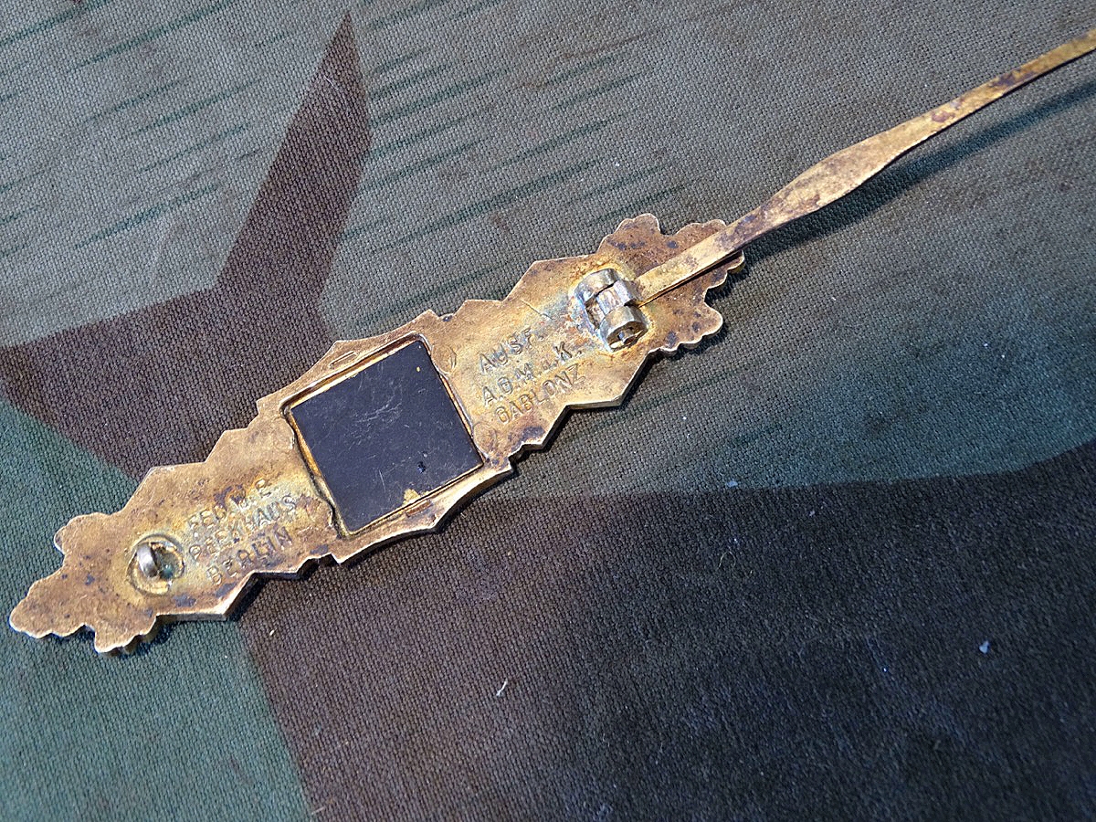 Replik: Nahkampfspange des Heeres in Gold, Hst.: Peekhaus Berlin-  Ausf. AGMu.K Gablonz. 