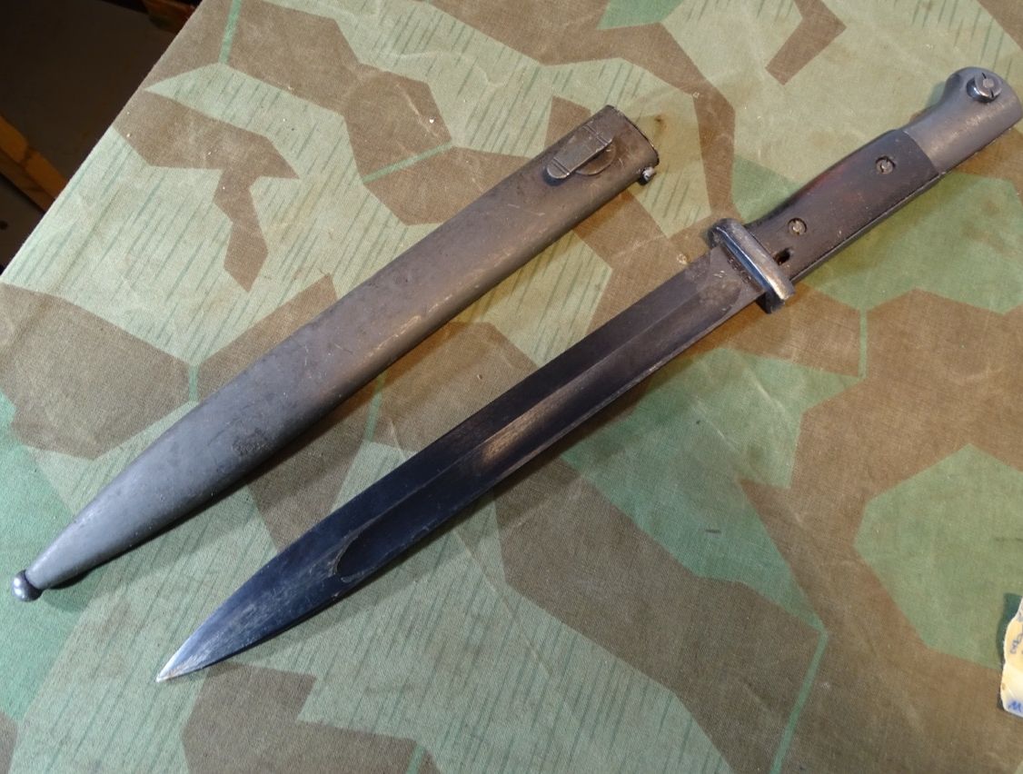 Wehrmachts K 98 Seitengewehr SG 84/98 mit Holz Griffschalen, Hst.:  jwh 43 staatl. Waffenfabrik Chatellerault , Scheide Elite Diamant