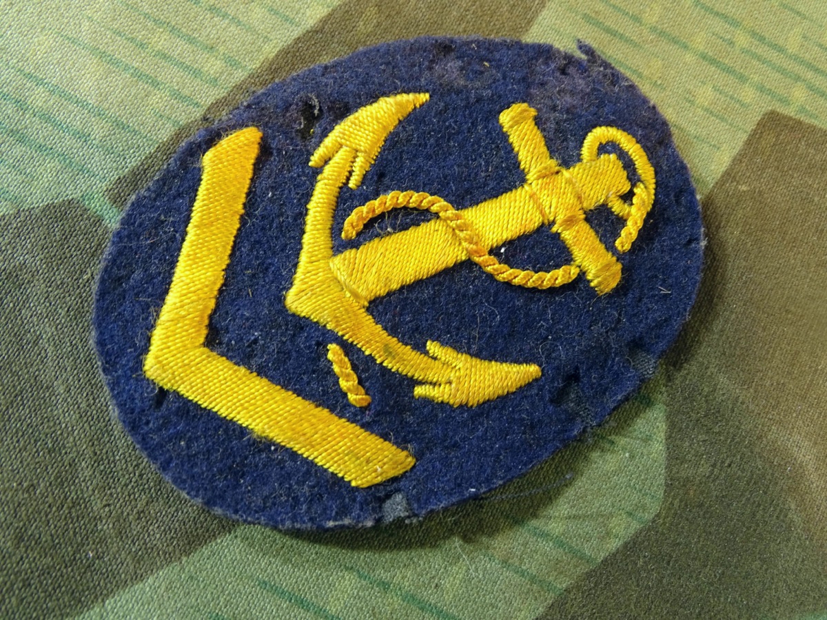 Kriegsmarine Ärmelabzeichen Oberbootsmannsmaat auf blauem Grund. Handgestickt
