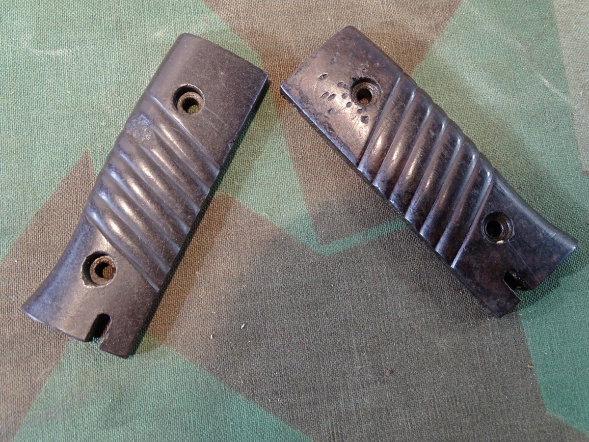 Paar original Bakelit Griffschalen für ein Wehrmachts Seitengewehr 84/98 , gebraucht