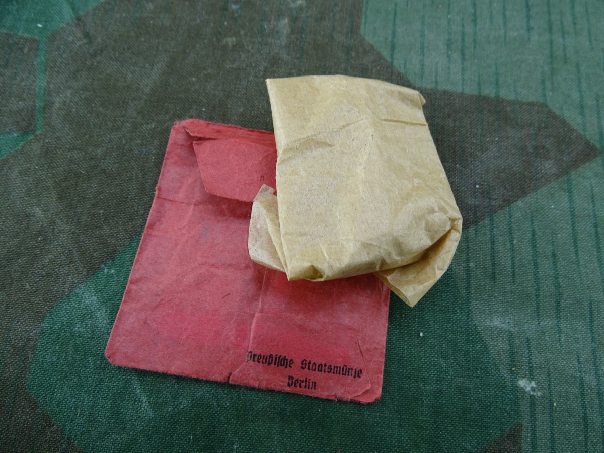 Verwundeten Abzeichen in Gold 1914-1918, durchbrochen. Buntmetall, Packpapier, Tüte pr. Staatsmünze Verwundeten Abzeichen in Gold 1914-1918, durchbrochen. Buntmetall, Packpapier, Tüte pr. Staatsmünze