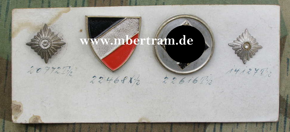 Musterkarte, 2 Metall Helm Embleme für Feuerwehrhelme, SELTEN !!
