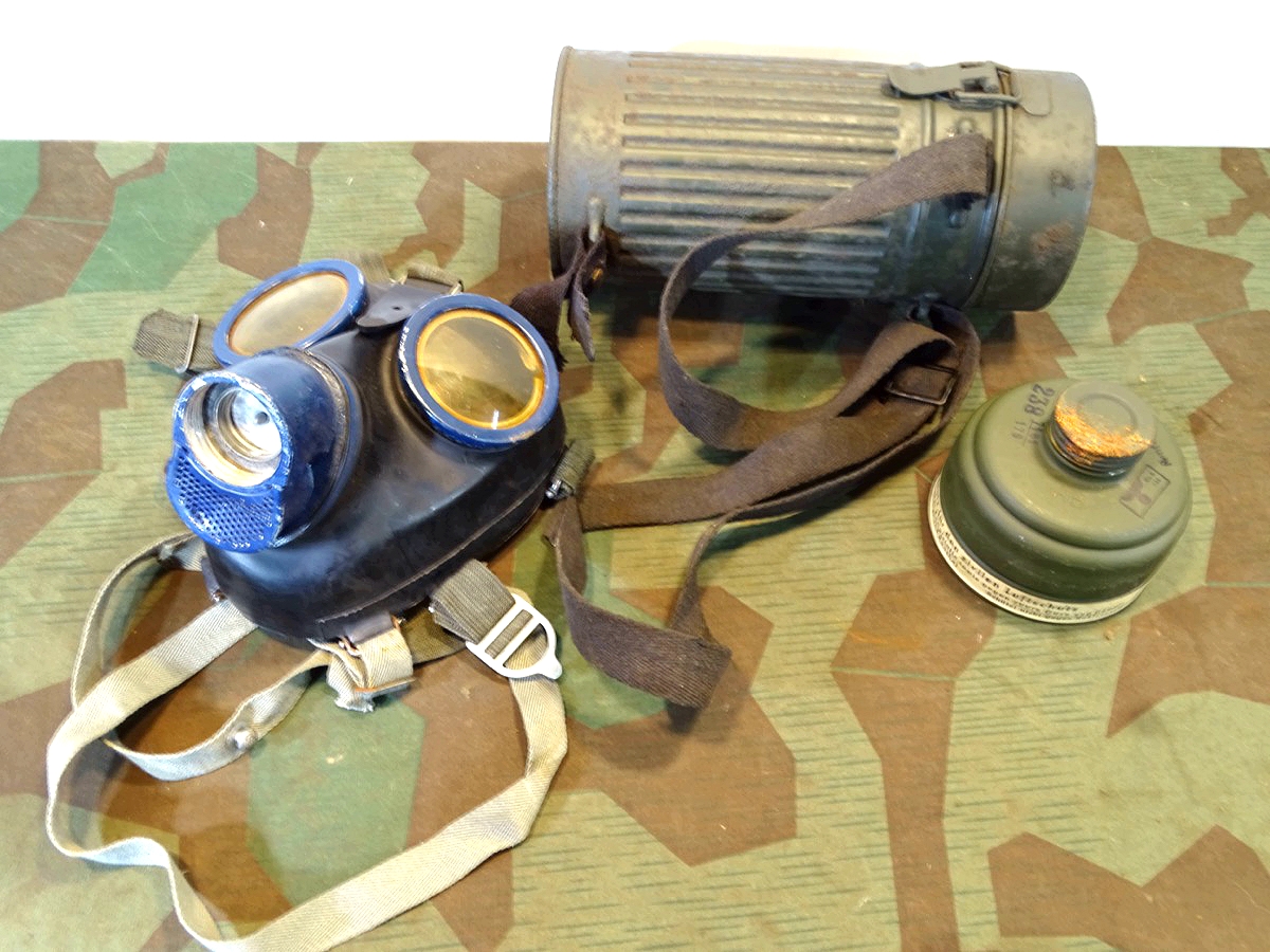 Gasmaskendose " Auer " mit Maske und Filter für uniformiertes Luftschutz Personal. 