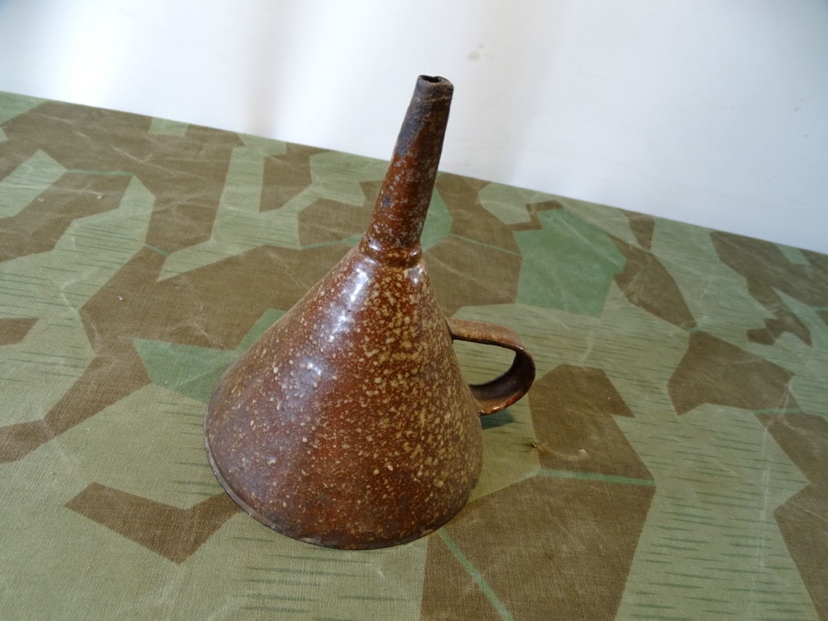 Trichter aus Hohlladungskopf von Panzerfaust. Nachkriegsumbau. Schwerter zu Pflugscharen