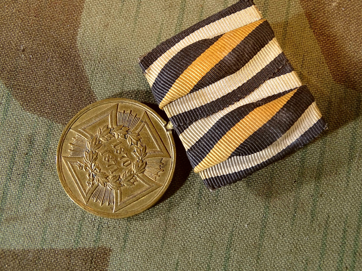 Kriegsdenkmünze 1870/71, Buntmetall mit Band an Einzel-Ordensspange