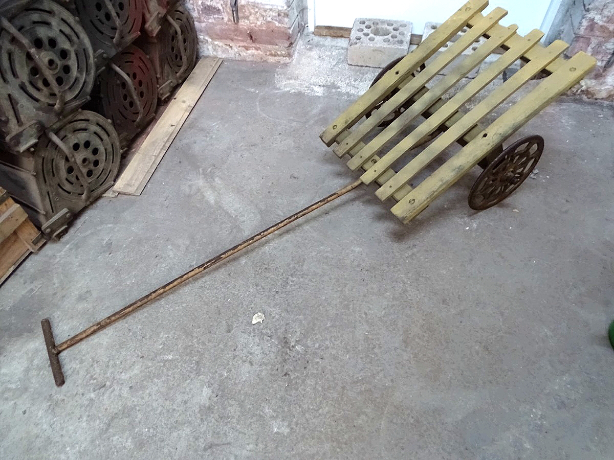Früher Nachkriegs Handkarren mit Rädern aus Wehrmachts Kabeltrommel- Schwerter zu Pflugscharen. 