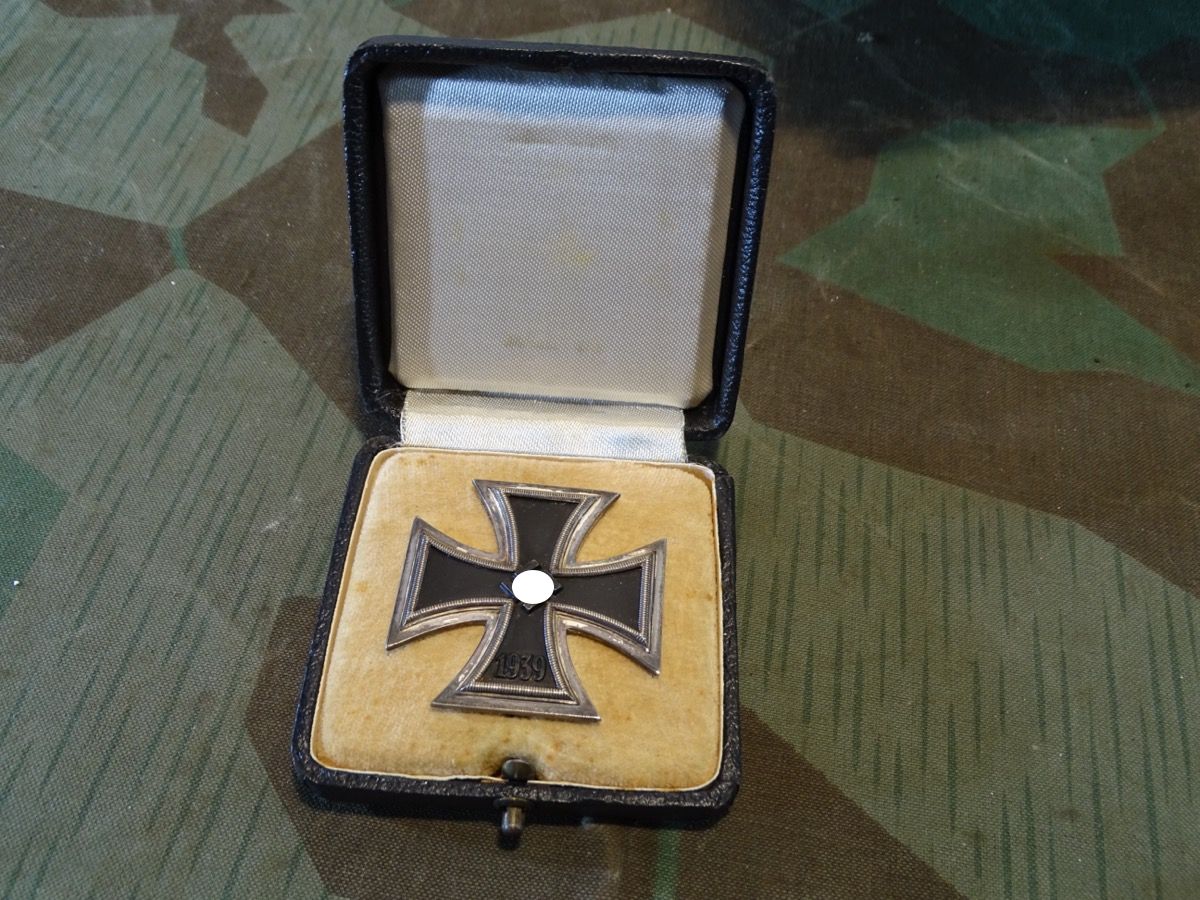 Eisernes Kreuz 1. Klasse 1939 Hersteller 100 auf Nadel, mit Schatulle , guter Zustand