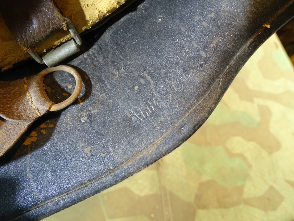 Schwarzer M 18 Stahlhelm mit Original WH Innenleben, 1. / 2. Weltkrieg