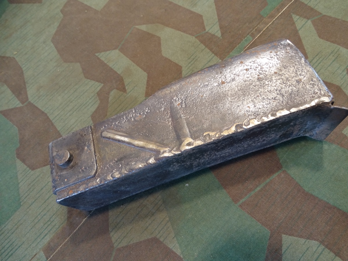 Staubschutzdeckel für 2 cm Flak 38 Magazinschacht. Frontfertigung, relativ selten