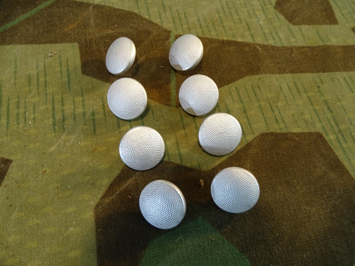 8 Mantelknöpfe Wehrmacht, silbern, gekörnt, FLL- Friedr. Linden Lüdenscheid 21 mm