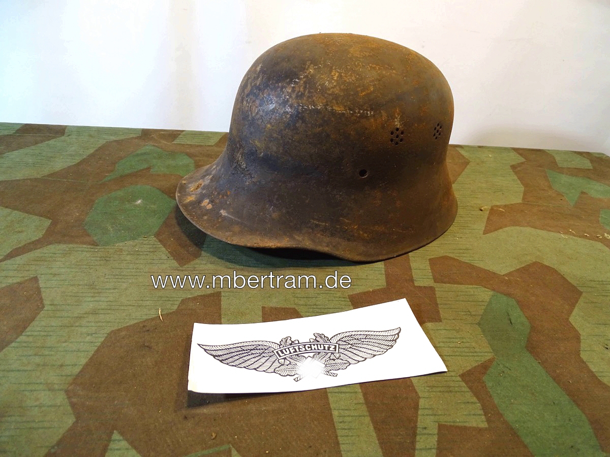 Luftschutz Helmglocke Feuerwehr Form, rauchgeschwärzt mit Kopiewappen.