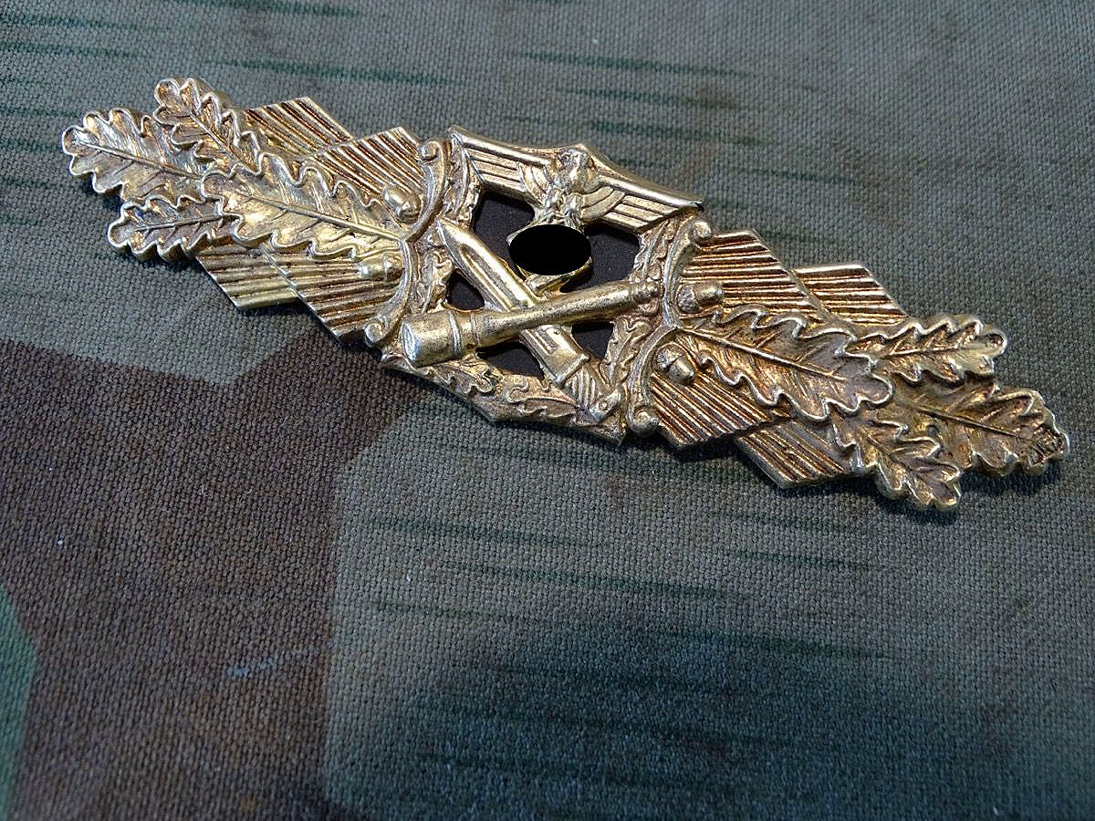 Replik: Nahkampfspange des Heeres in Gold, Hst.: Peekhaus Berlin-  Ausf. AGMu.K Gablonz. 