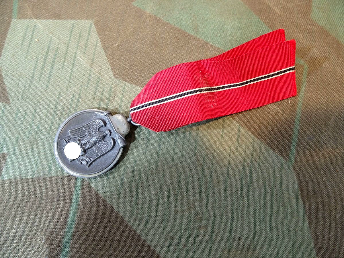 Medaille Winterschlacht im Osten 1941/42 mit Band, Ostmedaille, o. Hersteller, guter Zustand