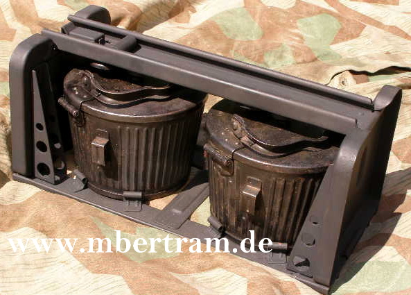 2 brünierte Trommelmagaz. MG 42/34 in Trage blaugrau