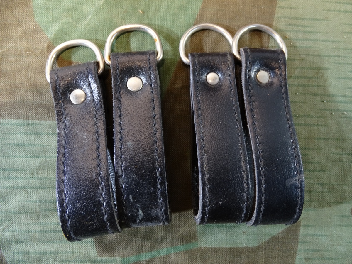 Replik: 4 Schwarze Koppellaschen, 1 Niete