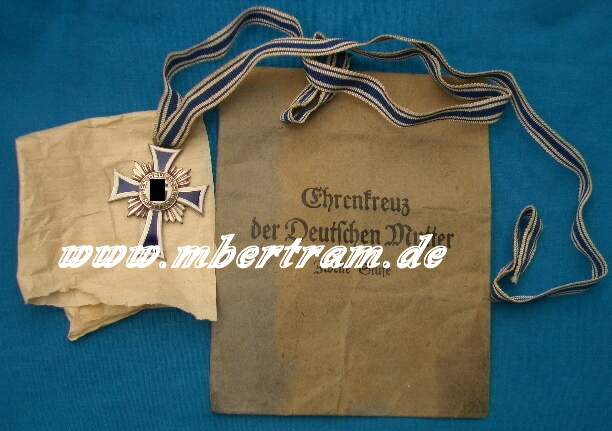 MUTTERKREUZ SILBER MIT BAND, Verleihungstüte