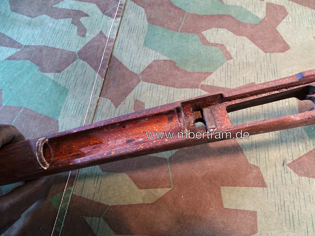 20877-7 Späte K 98 Schäftung, Wehrmacht, Kriegsfertigung Schichtholz mit Beschlägen u.Oberholz