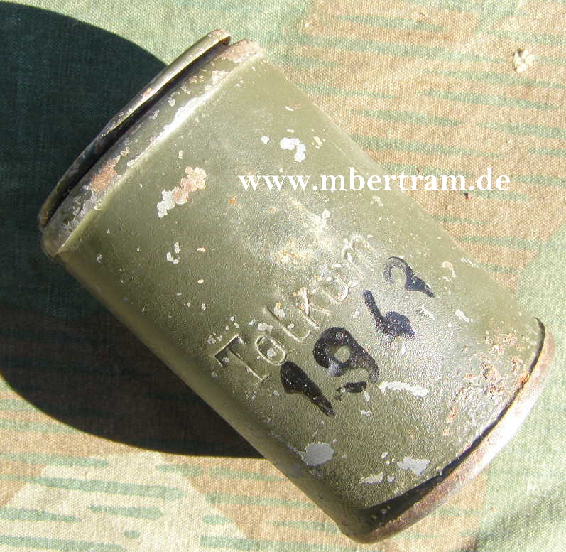Verbandskasten Inhalt: Feldgraues Talkum Döschen, 1943.