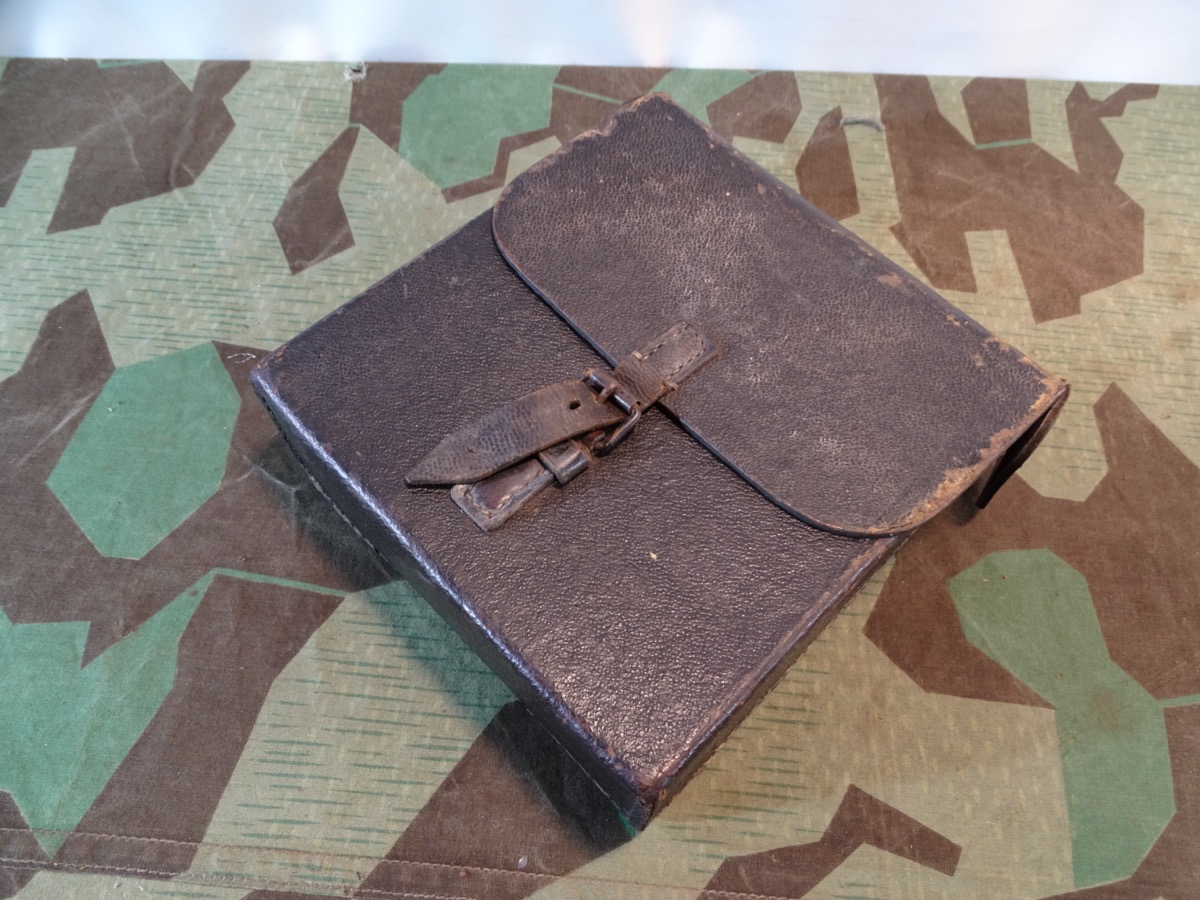 Wehrmacht Zubehör Gürteltasche für Fernmelder ohne Gürtelschlaufen mit Herstellercode 1944. 