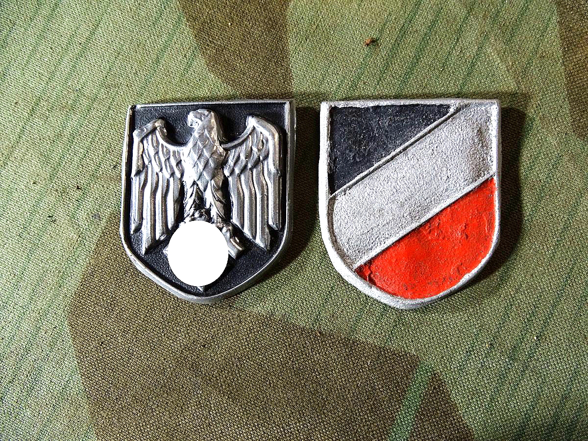 Pärchen Wappen für Wehrmachts Tropenhelm, frühe Stücke, Buntmetall lackiert, alle Splinte