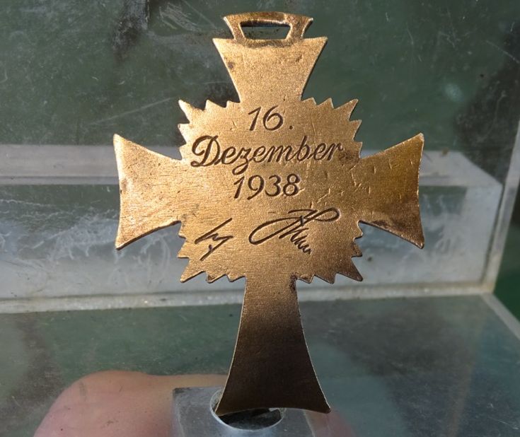 Mutterkreuz / Ehrenkreuz der Deutschen Mutter in Bronze. Mutterkreuz III.Stufe. Emaillechips