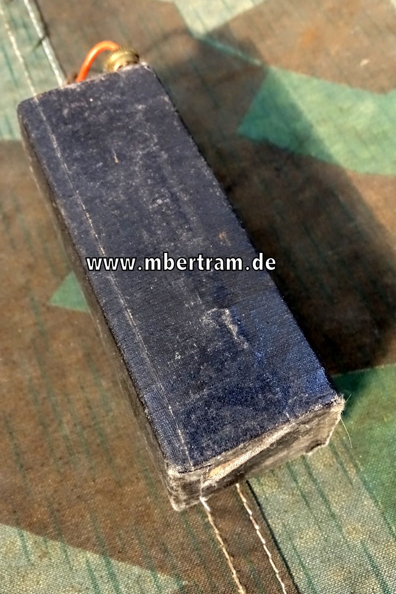 Englische Batterie MK II , 2. Weltkrieg,  1944, mit Drähten