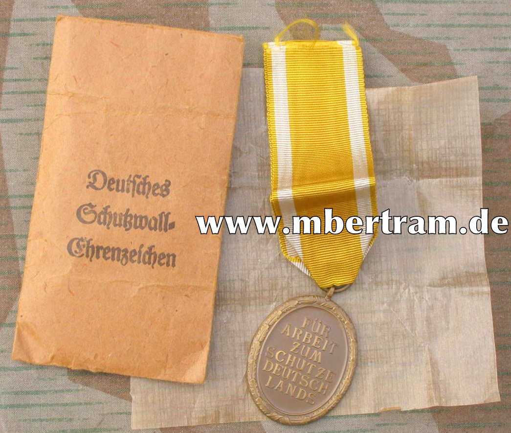 Deutsches Schutzwall Ehrenzeichen mit Tüte u. Packpapier, Foerster & Barth