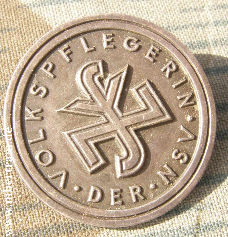 Brosche " Volkspflegerin der NSV", Buntmetall, mit Hersteller