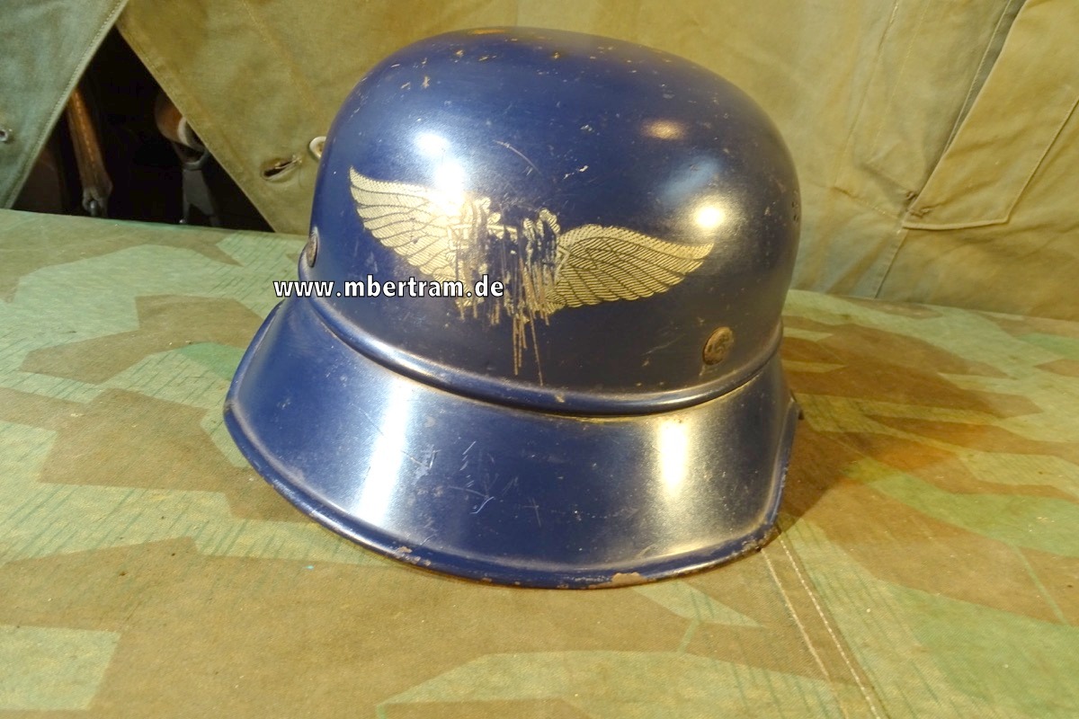 Luftschutzhelm mit Riemen, Wappen, Innenleben, HK entfernt.