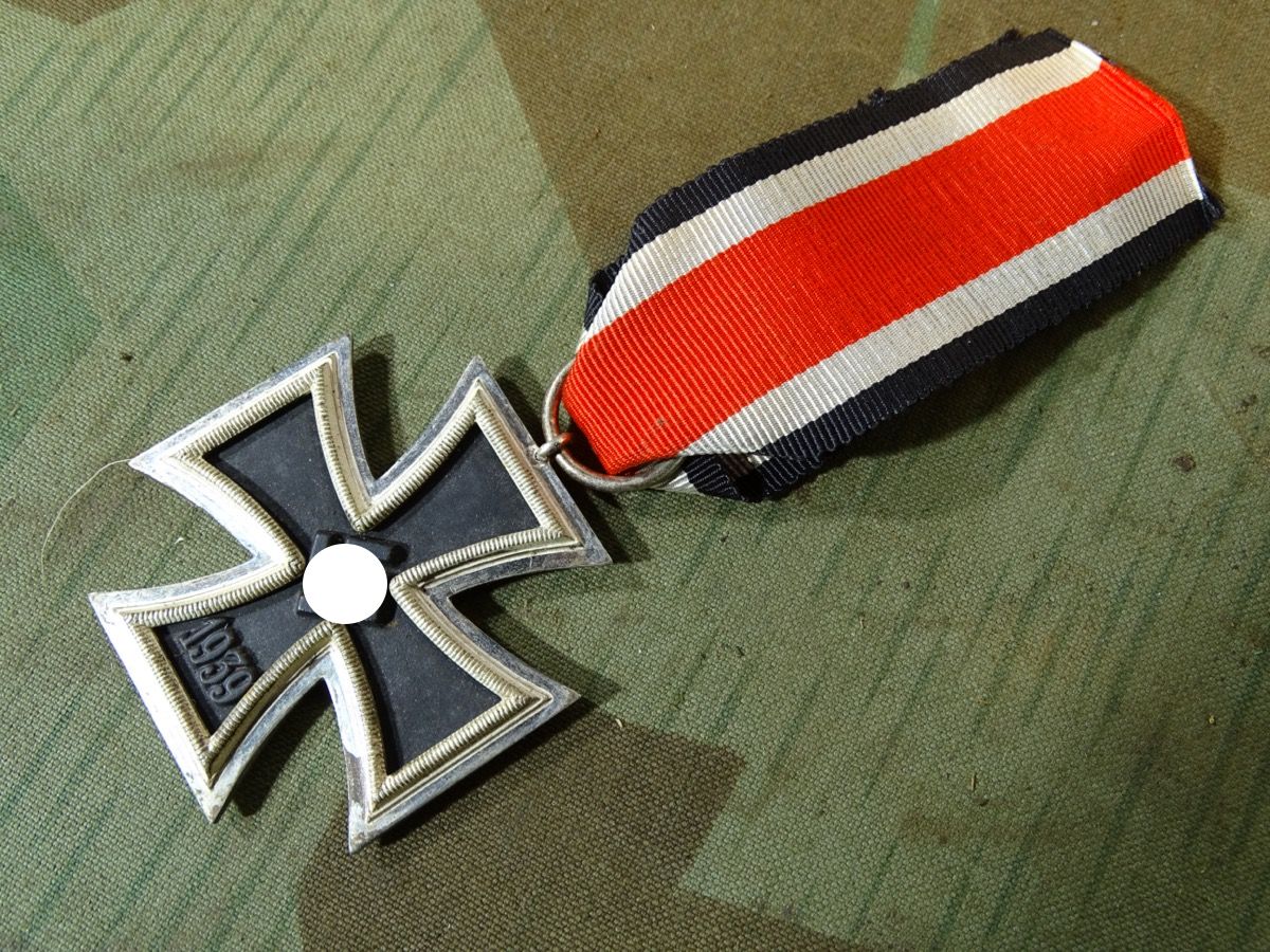 Eisernes Kreuz 2. Klasse 1939 mit Band, Hersteller 23, Kern volle Schwärzung
