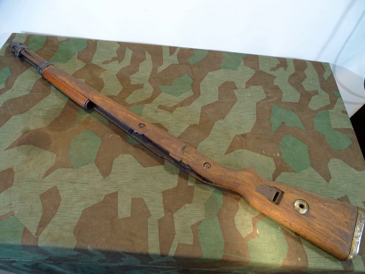 Komplette Schäftung K 98 Wehrmacht, Schichtholz, m. Beschlägen u. Magazinkasten Komplette Schäftung K 98 Wehrmacht, Schichtholz, m. Beschlägen u. Magazinkasten