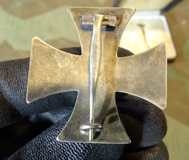 Eisernes Kreuz 1. Klasse 1914 mit Etui. Magnetischer Eisenkern, gewölbt, 800er Silberstempel