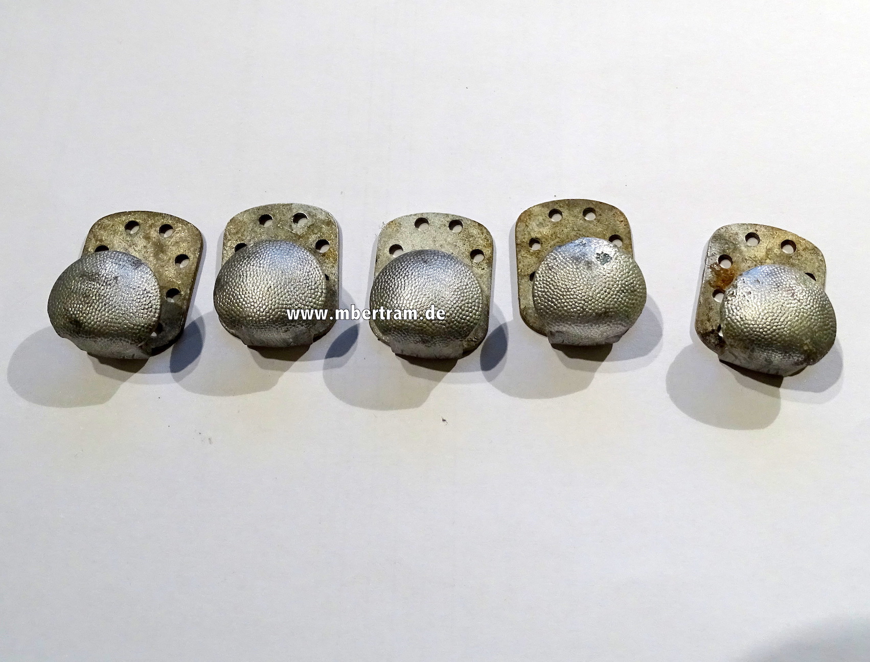5 frühe Koppeltagehaken, Aluminium,  gekörnt, deutsch 2. Weltkrieg, 8 Nählöcher.