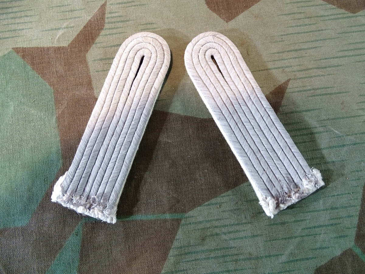 Paar matte Schulterklappen Leutnant Wehrmacht Heer Infanterie, zum einnähen