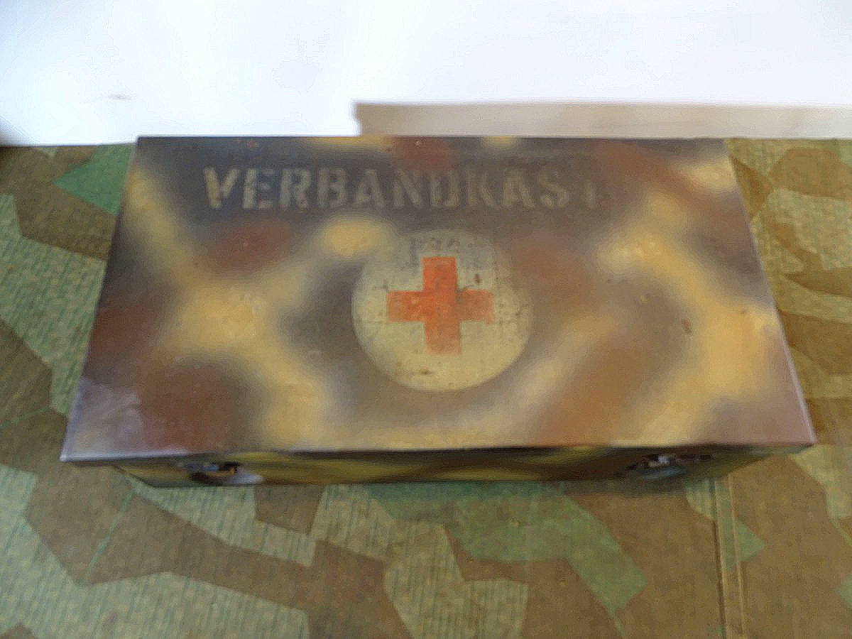 KFZ Verbandkasten Wehrmacht, Blech,  Tarnfarben mit Inhaltsangabe