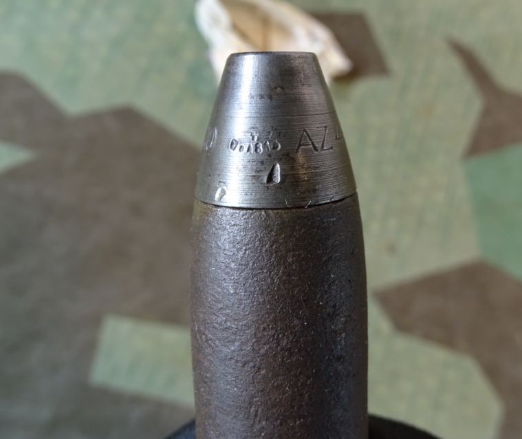 Deko-Patrone 2 cm Flak 38, lackierte Stahlhülse, Eisenzünder, Ladungssäckchen