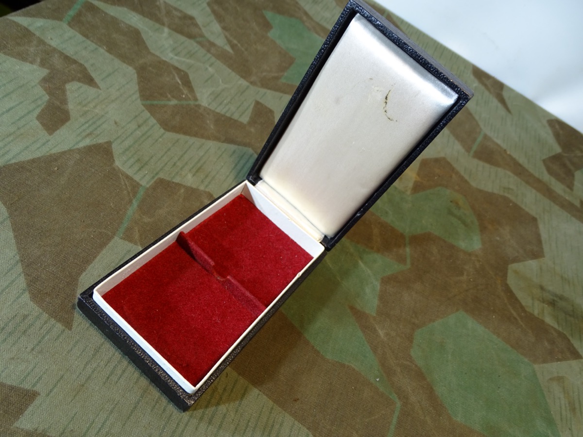 Uns unbekanntes, schwarzes Ordensetui, rotes Sprühfilzfutter, weißer Kunstseide im Deckel