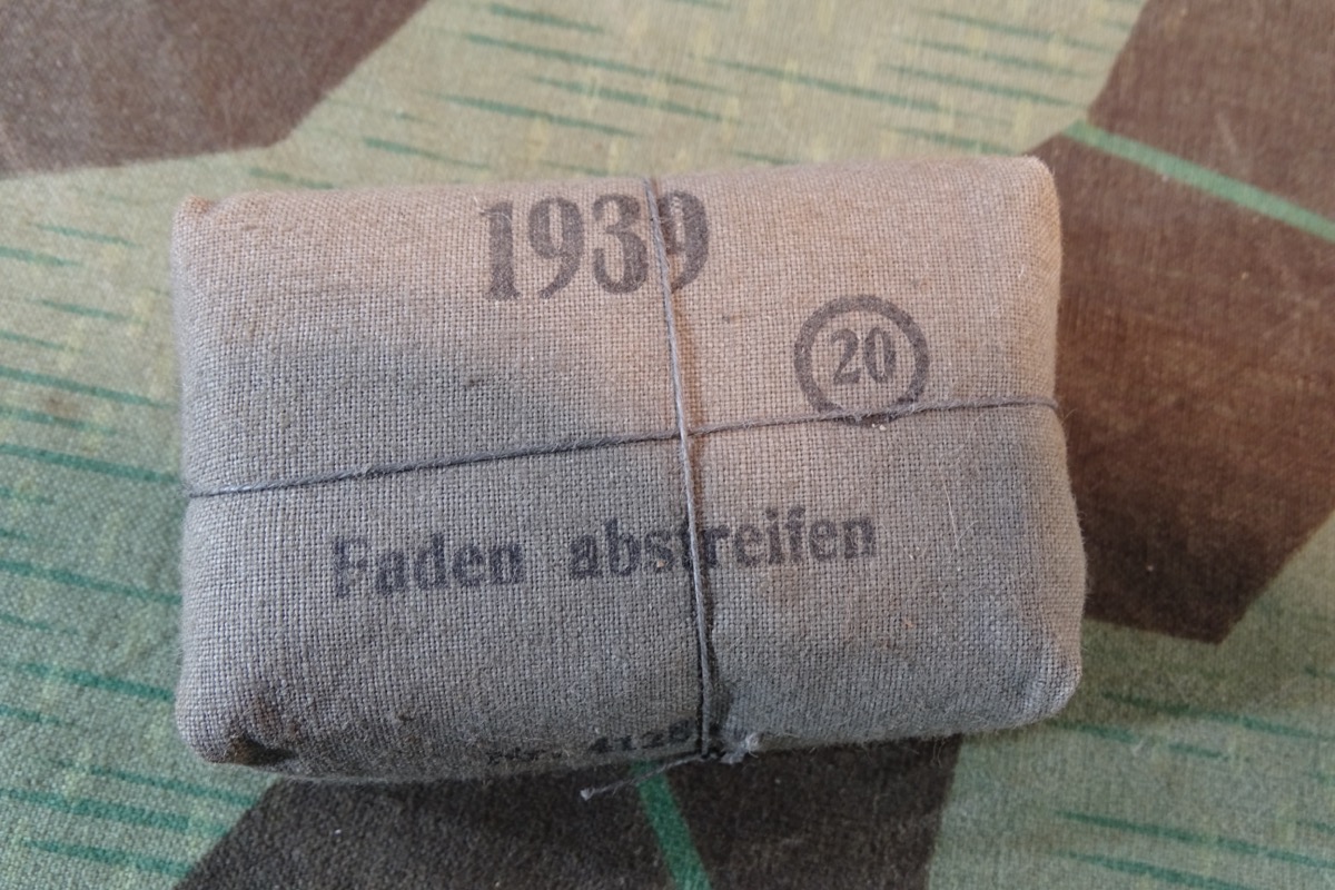 Kleines Verbandpäckchen der Wehrmacht, 1939, "Paul Hartmann A.G., Heidenheim"
